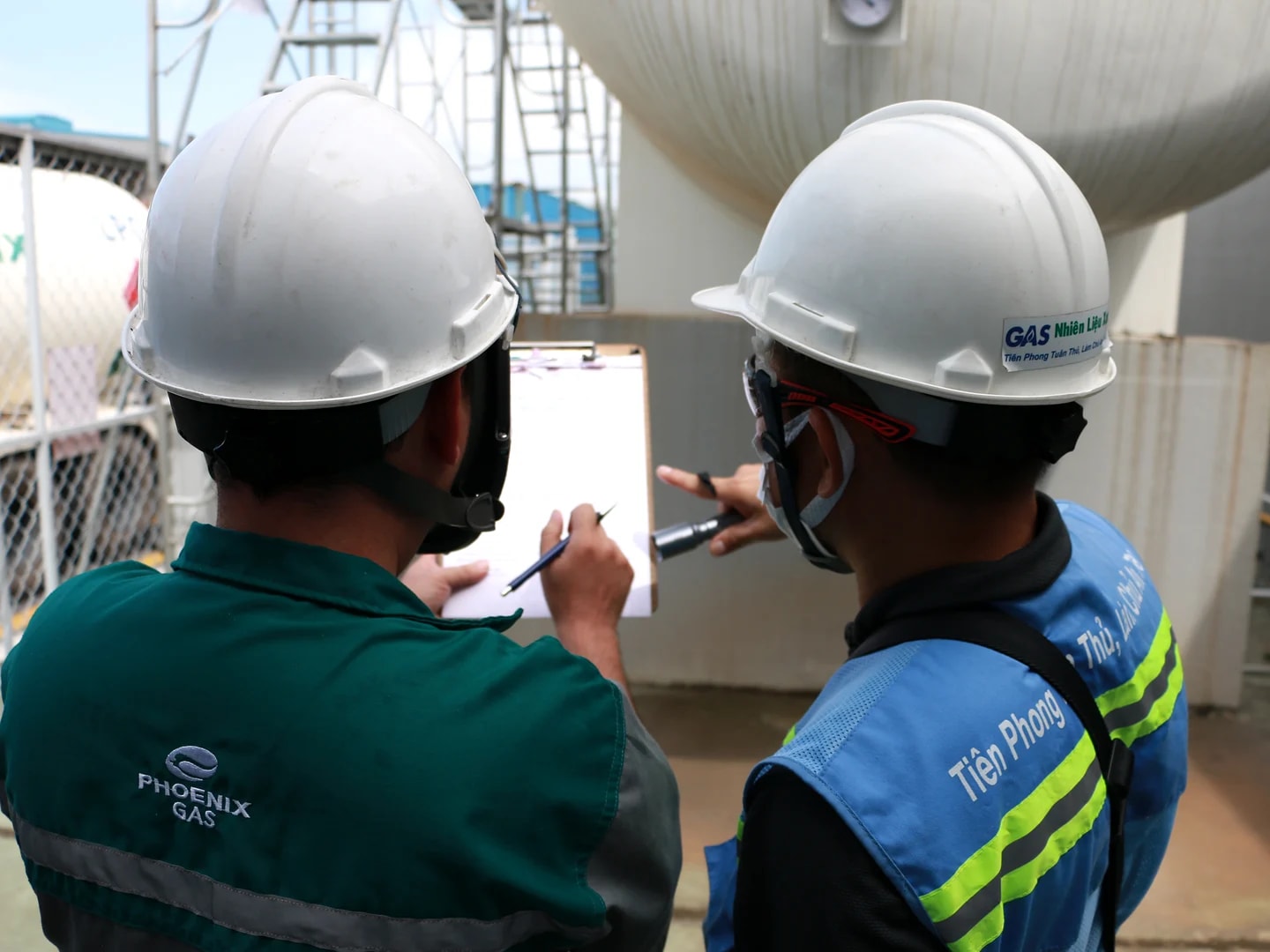 Đội ngũ kỹ thuật kiểm tra hồ sơ và hiện trạng hệ thống LPG tại công trình